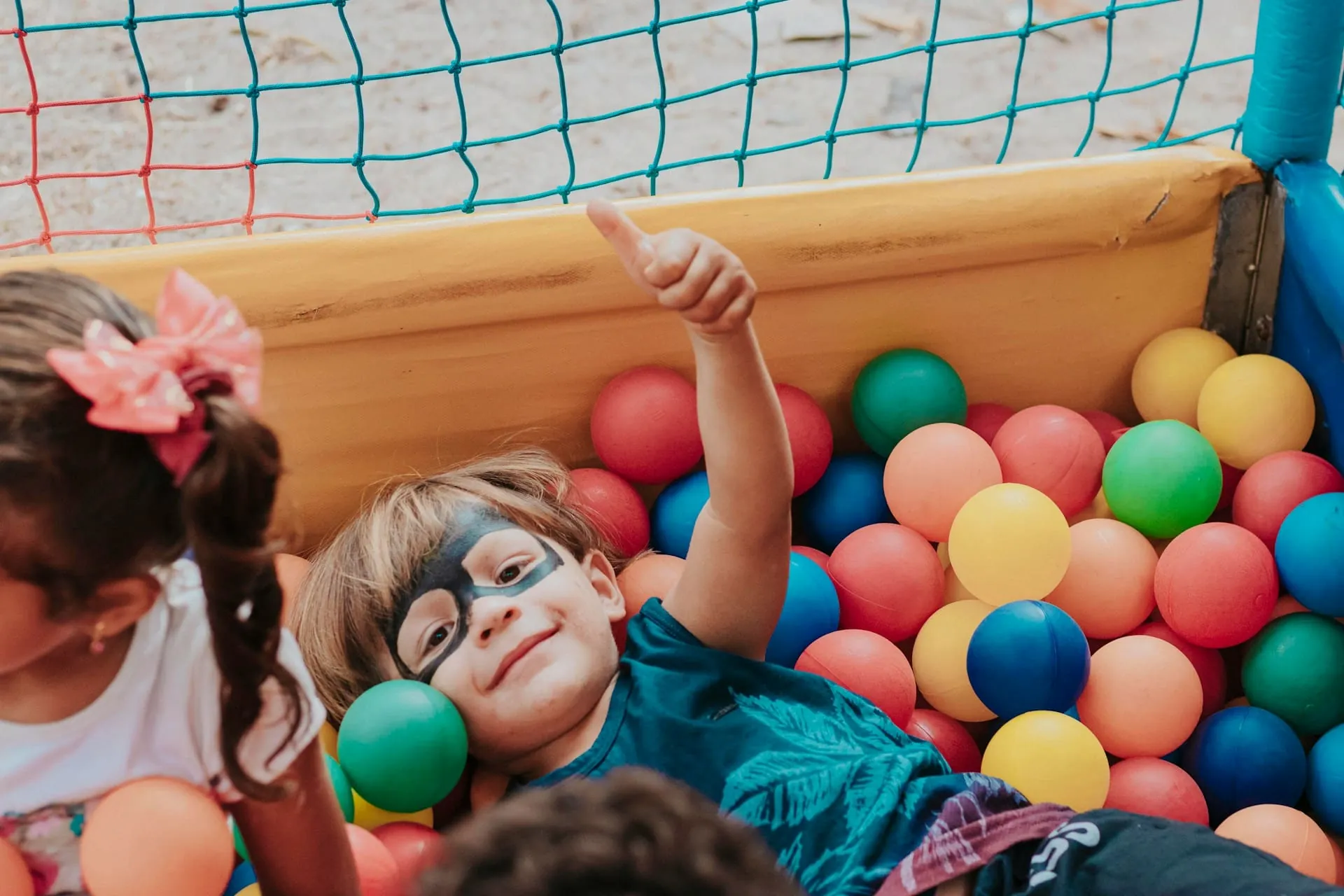 Bambini nell’area giochi