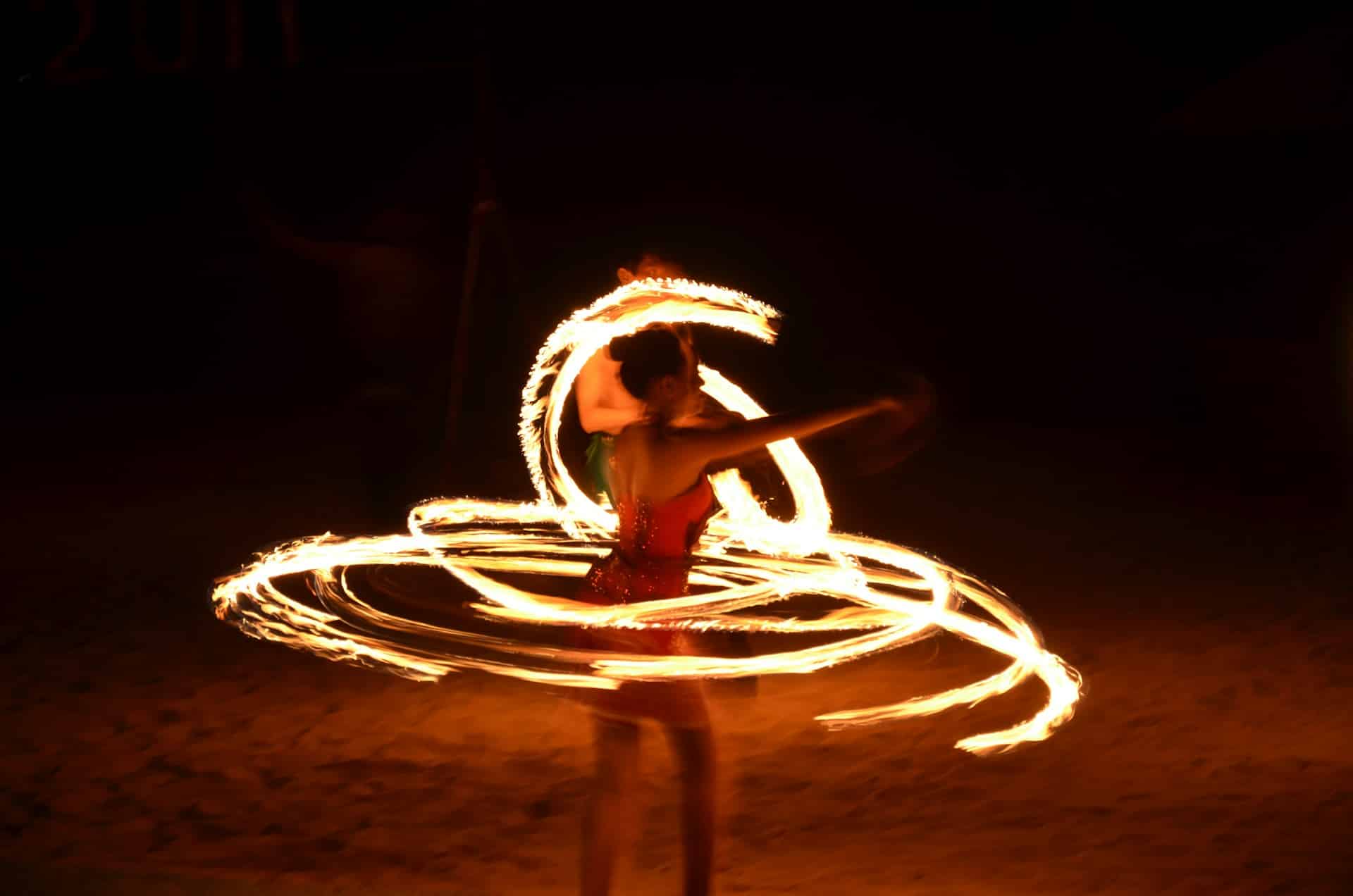 Spettacolo artistico con cerchi di fuoco