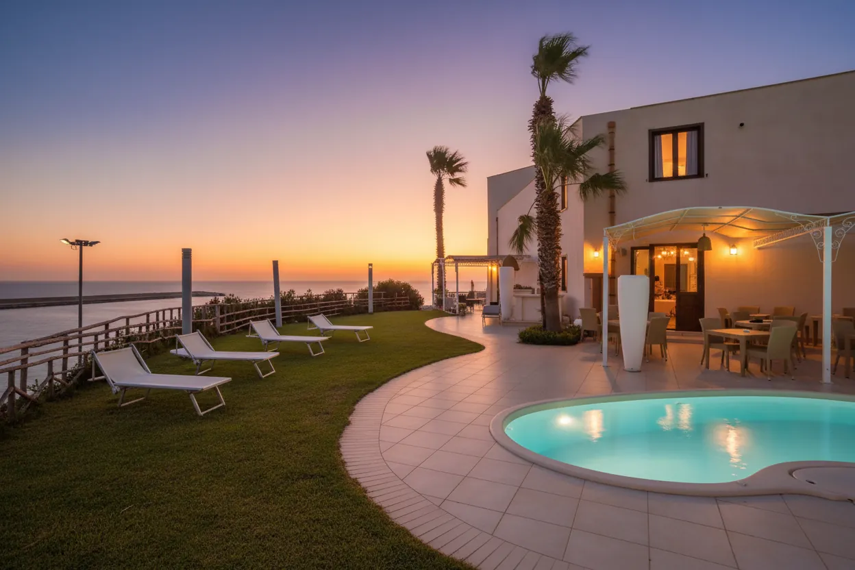 Marina Holiday Hotel & Spa mit Pool in der Abenddämmerung