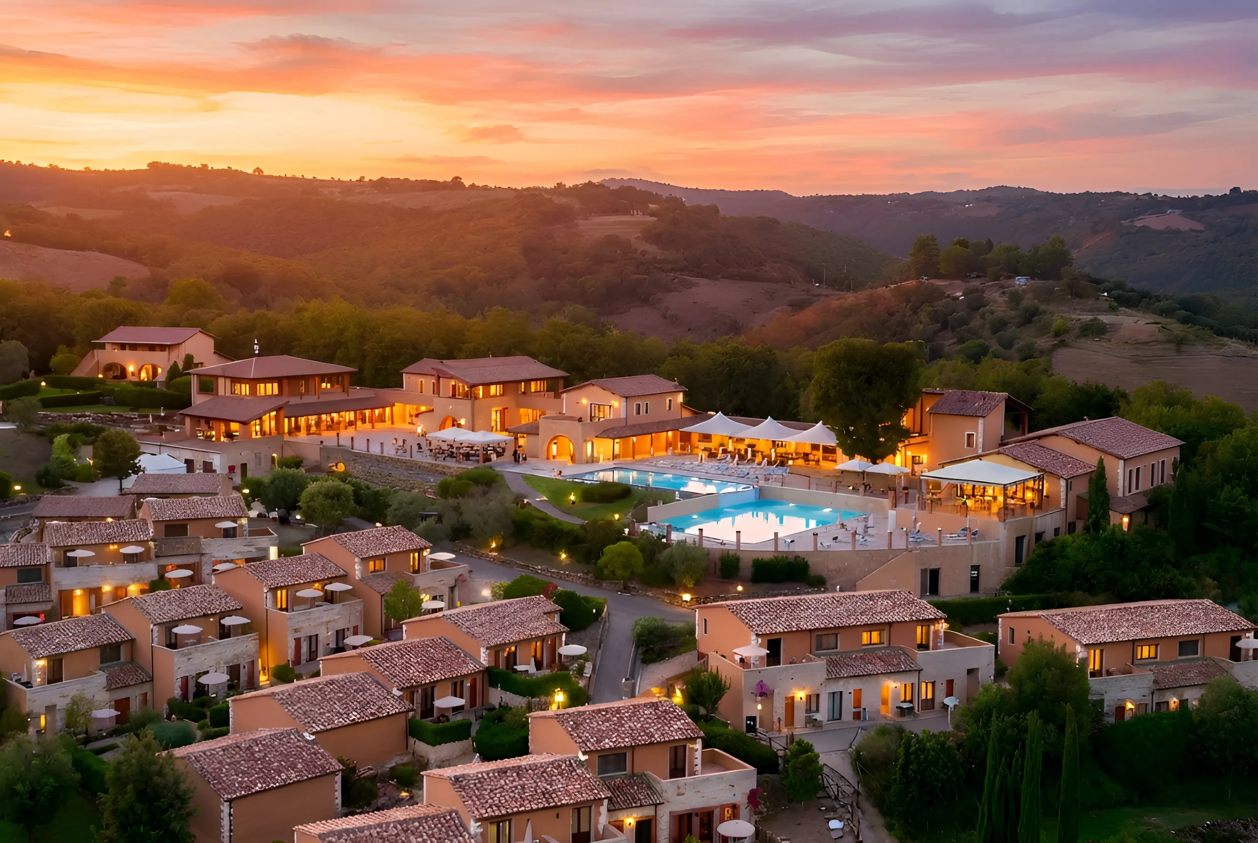 Beleuchtetes Borgo Magliano Resort im Sonnenuntergang