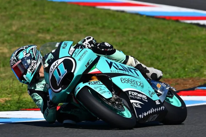 Moto del team Forward Racing in pista